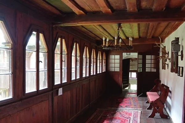 Historischer hölzerner Gang im Schloss