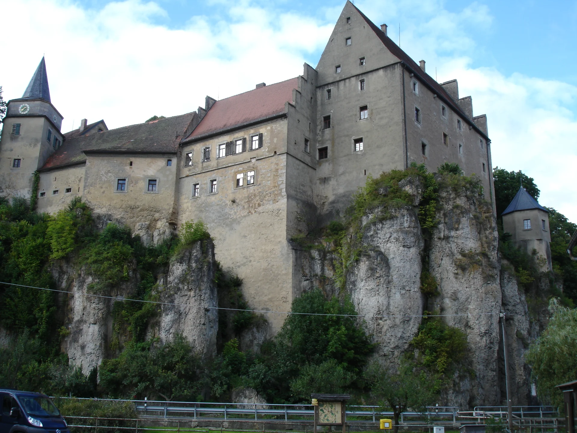 Schloss und Dolomitfelsen von unten