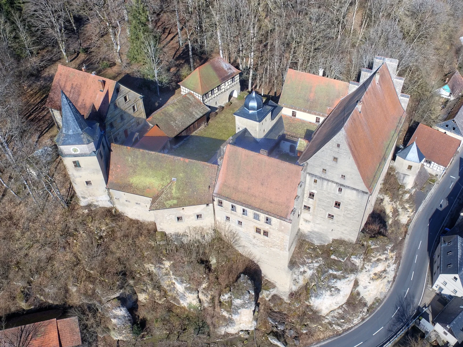Erhöhte Ansicht der Schlossanlage mit Höfen, Gebäudeflügeln und Turm – Archivaufnahme 2021