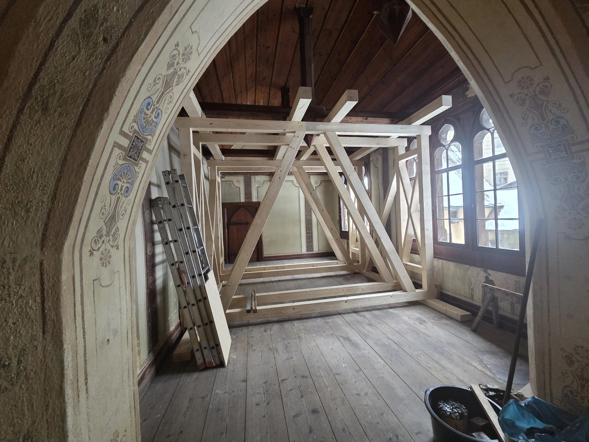 Holzstützen zur Sicherung eines historischen Innenraums